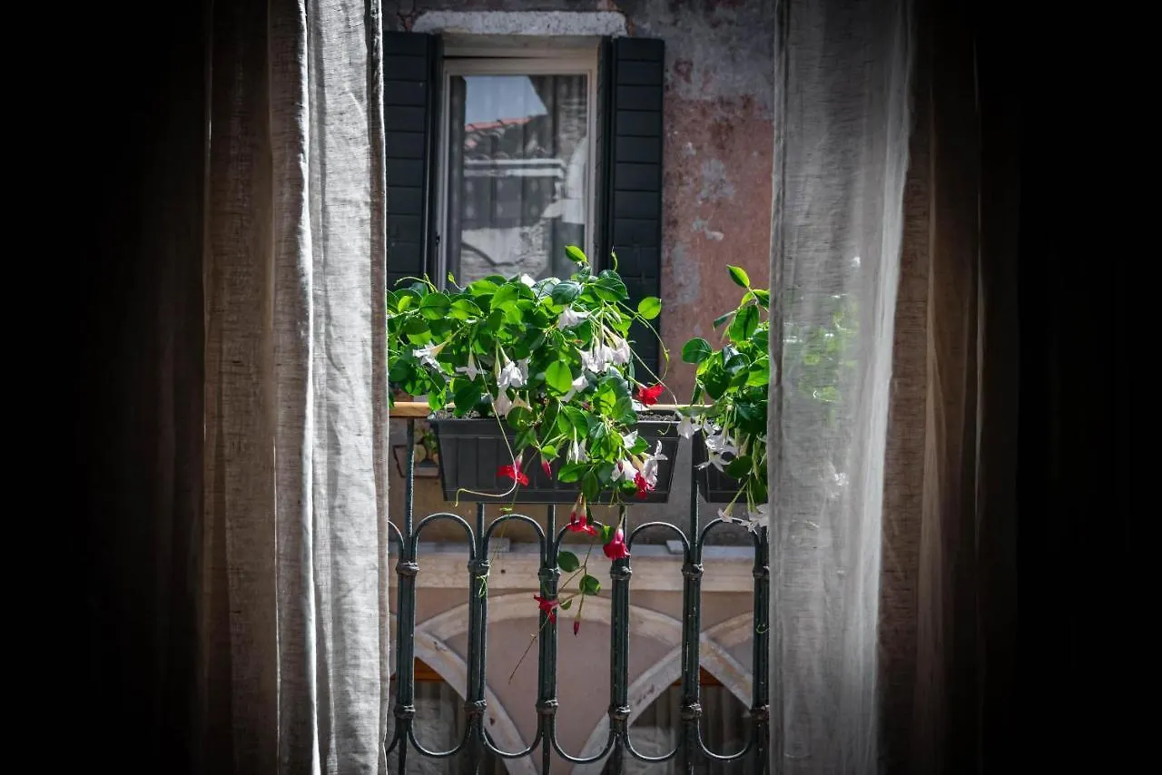 Ca' Delle Carrozze Stylish 2 Bedroom Loft-Style Venice Apartment