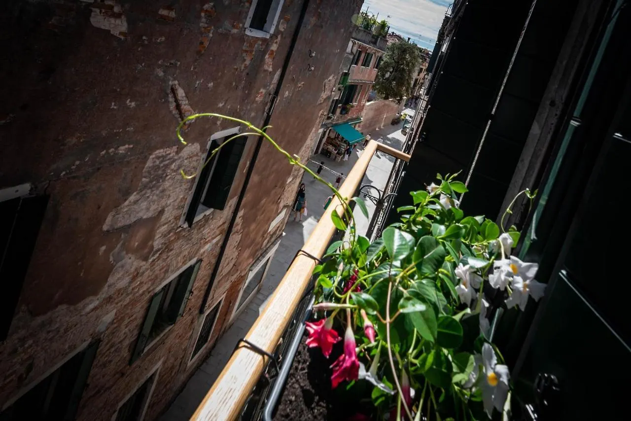 Ca' Delle Carrozze Stylish 2 Bedroom Loft-Style Venice