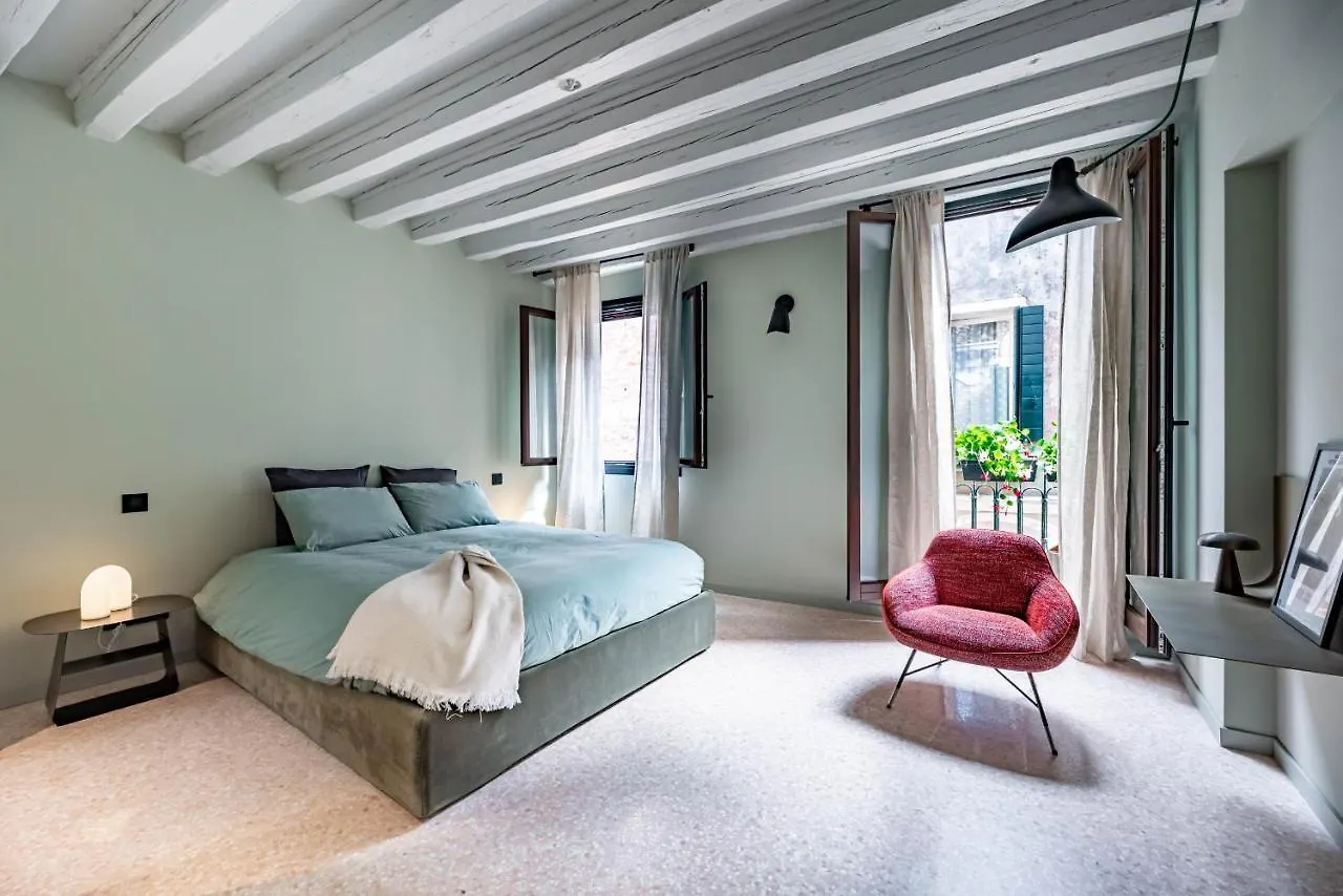 Ca' Delle Carrozze Stylish 2 Bedroom Loft-Style Venice Apartment